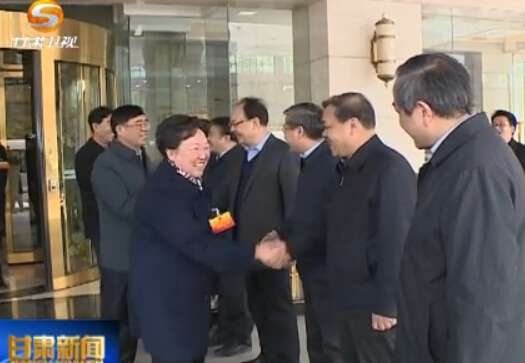 在甘全国人大代表今天赴京出席十二届全国人大三次会议