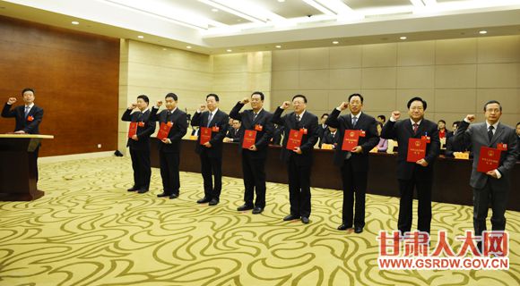 1月20日下午，新当选的省人大常会委员和省人大专门委员会组成人员举行宪法宣誓仪式
