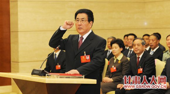 5月24日下午，新当选的甘肃省省长林铎进行宪法宣誓
