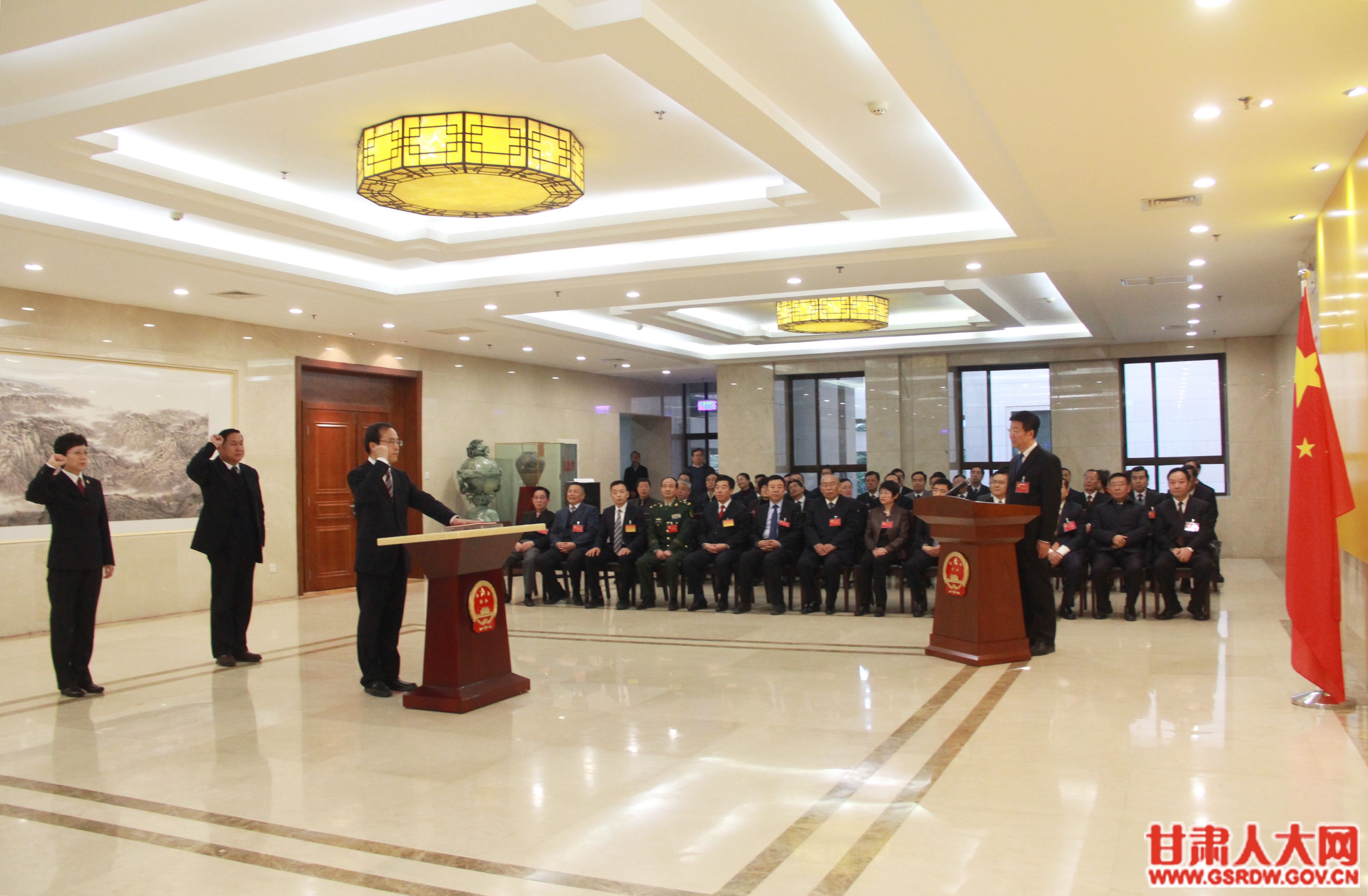 省十三届人大常委会第七次会议举行宪法宣誓仪式