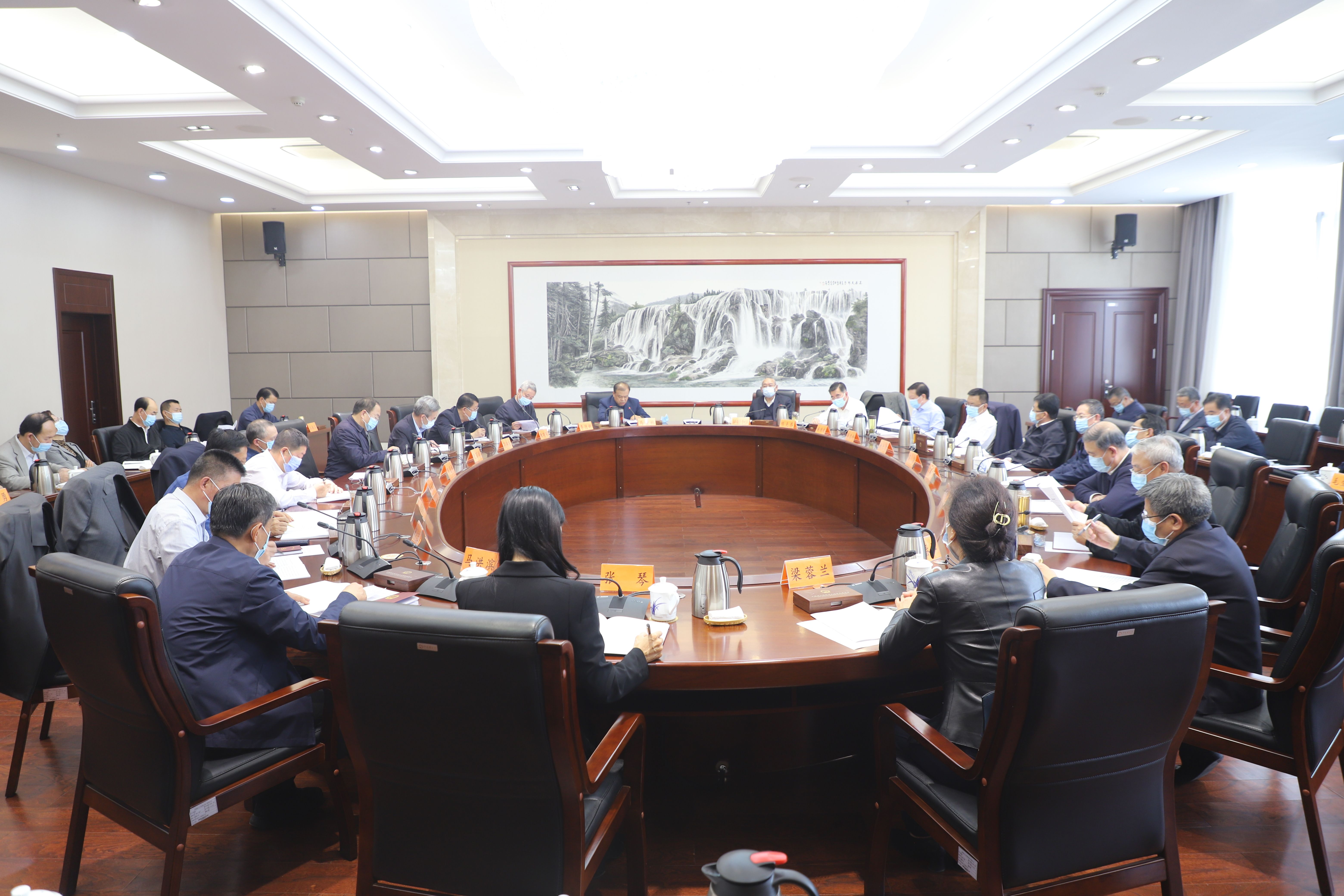 3月15日下午，省人大常委会党组召开扩大会议暨理论学习中心组学习会议