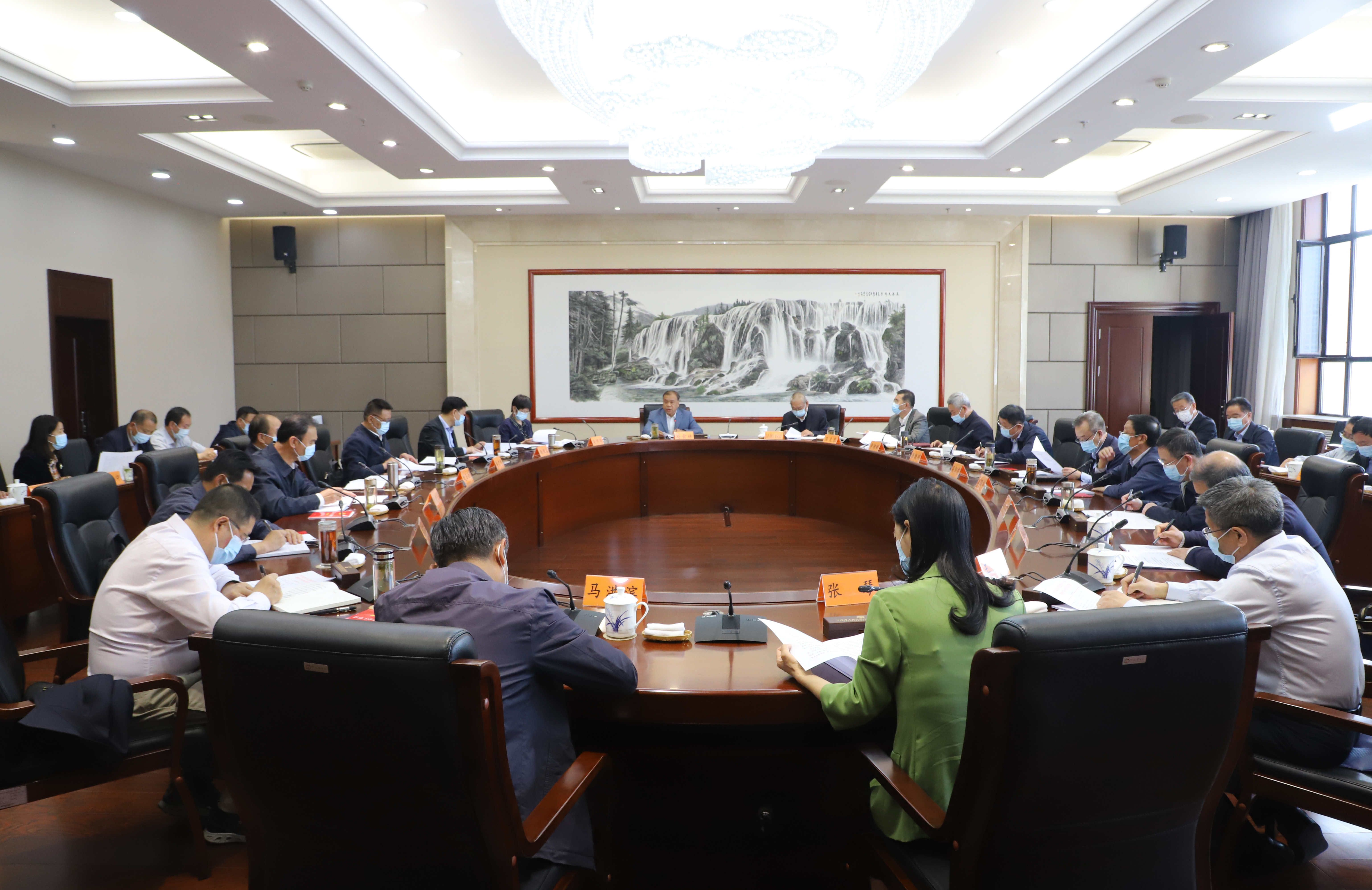 5月12日，省人大常委会党组召开扩大会议暨理论学习中心组学习会议
