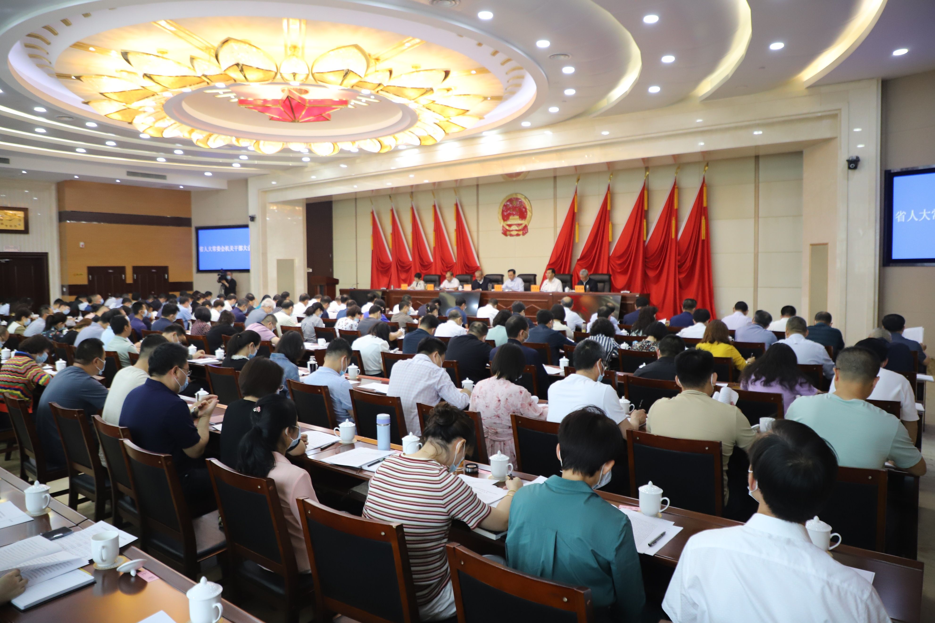 6月7日， 省人大常委会召开机关干部大会，专题传达学习省第十四次党代会精神