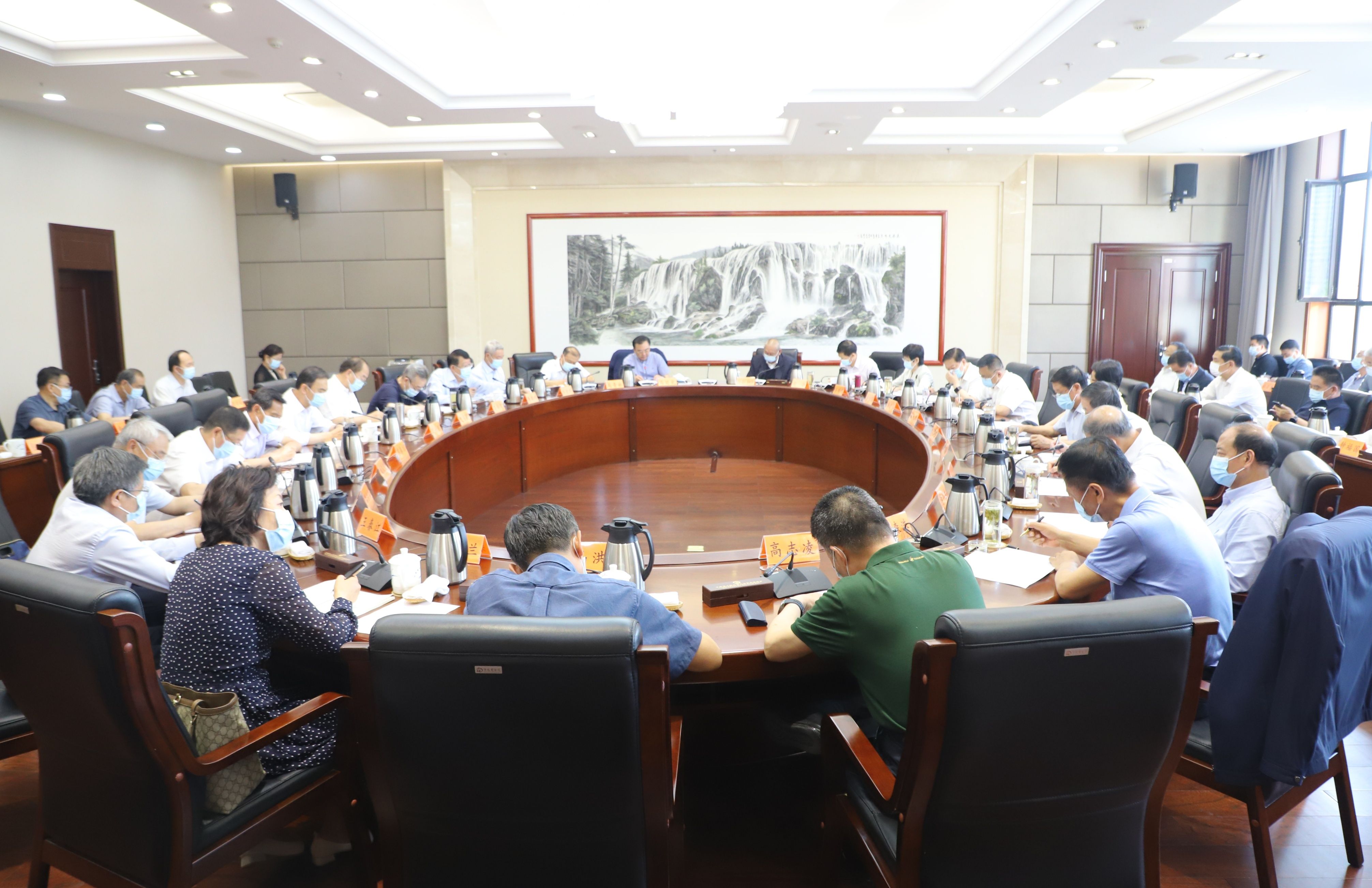 6月10日，省人大常委会党组理论学习中心组举行学习会议