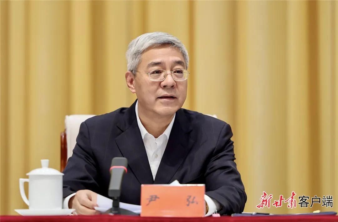 10月24日，省委书记、省人大常委会主任尹弘主持召开全省党政主要领导干部会议