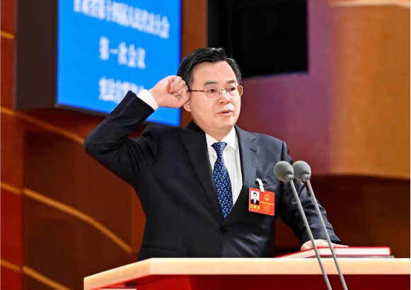 新当选的省人大常委会主任胡昌升向宪法宣誓
