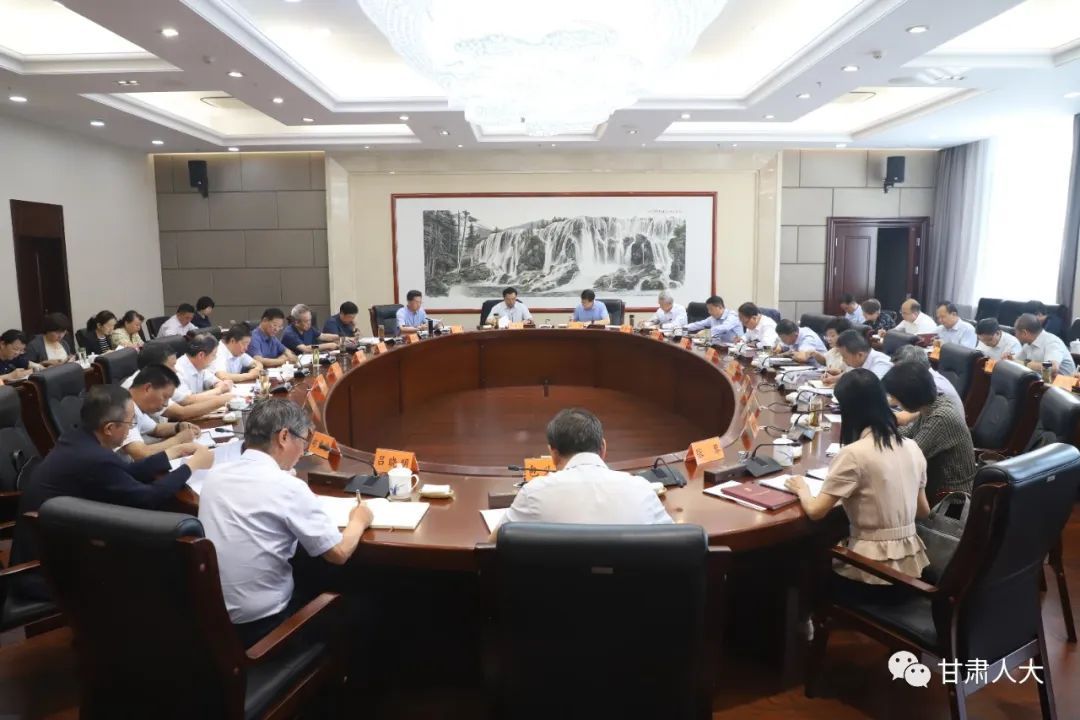 8月28日，省人大常委会党组召开会议，传达学习习近平总书记重要讲话和重要指示精神