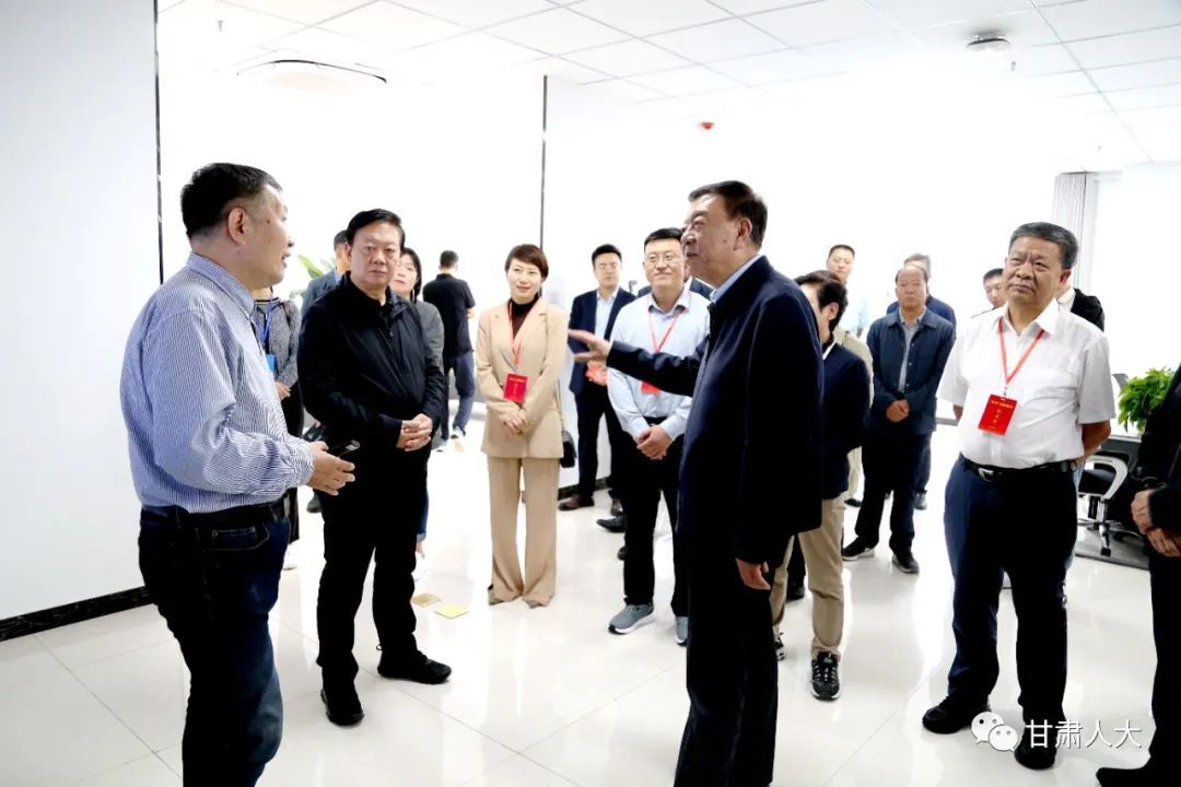 8月24日至9月4日，省人大常委会副主任俞成辉带队在庆阳市、平凉市开展“千名代表调研视察千项工程行动”