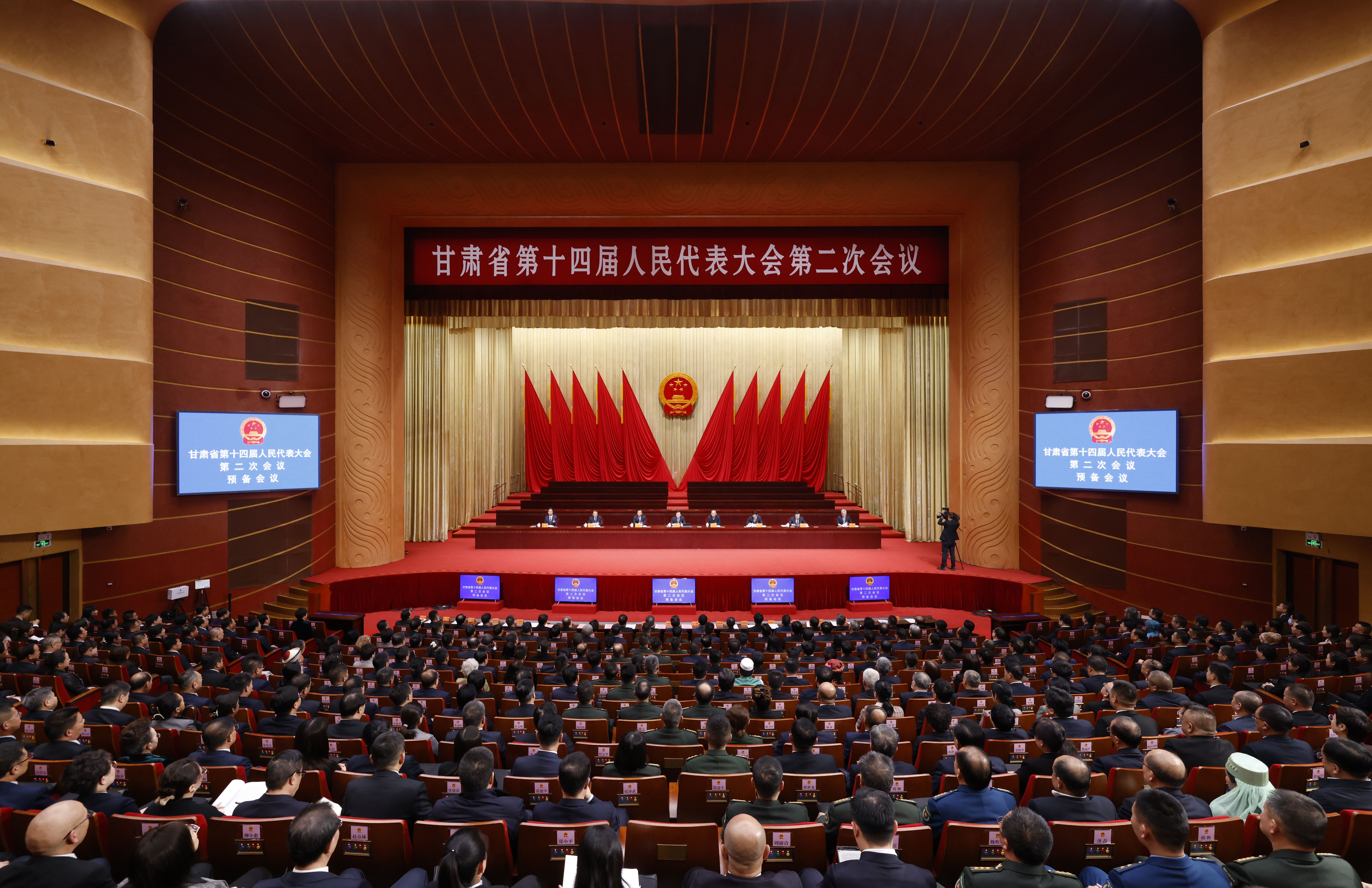 省十四届人大二次会议举行预备会 通过会议议程、主席团和秘书长名单